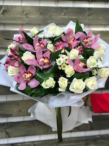 Букет цветов из: Розы и Хризантемы в Поселке совхоза Марфино