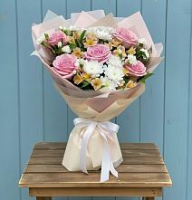 Букет цветов из:  Гвоздики, Орхидеи и Розы в Поселке совхоза Марфино