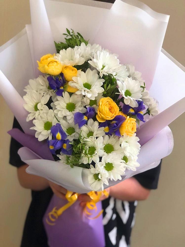 Букет цветов из: Ирисы, Хризантемы и Розы в Поселке совхоза Марфино