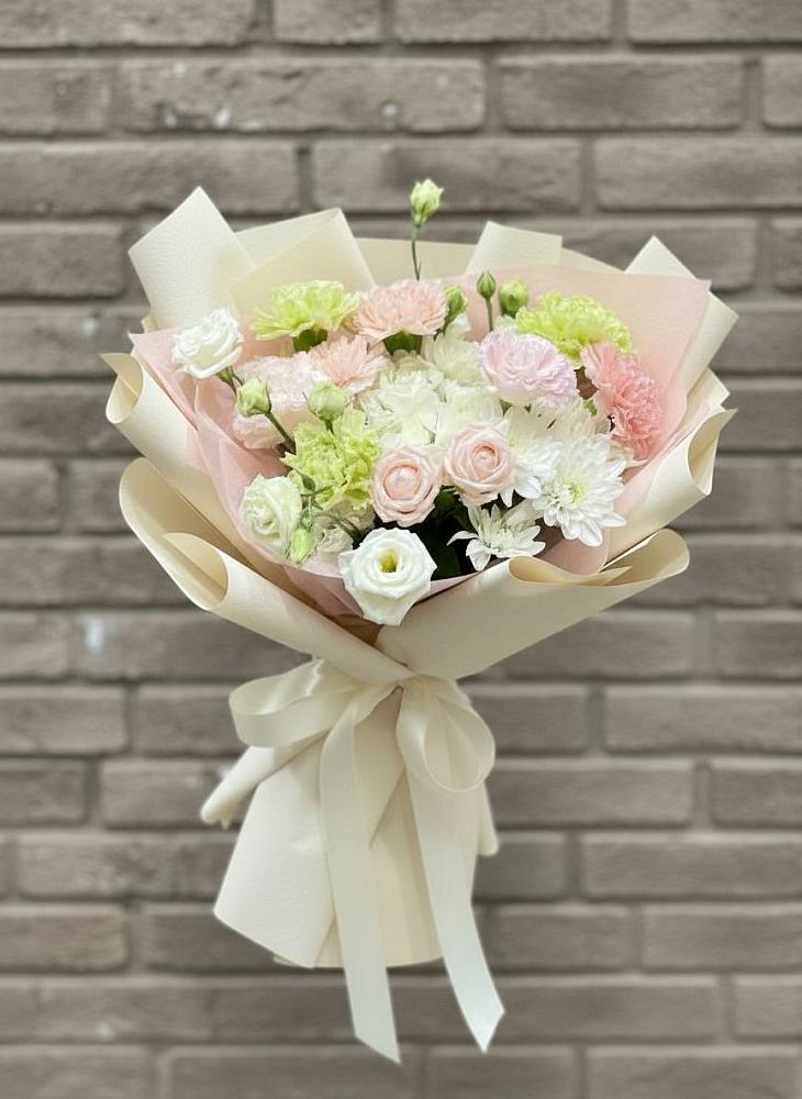 Букет цветов из: Гвоздики, Розы, Лизиантусы и Хризантемы в Поселке совхоза Марфино