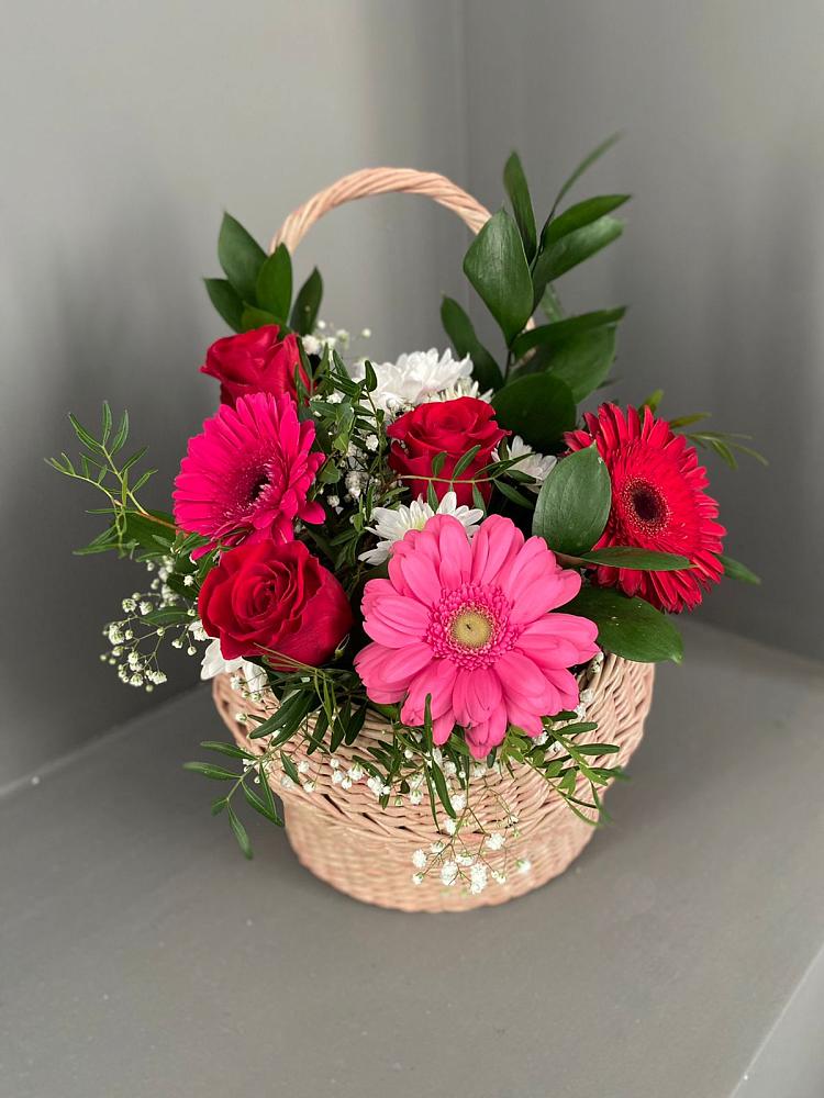 Цветочная композиция из Розы, Хризантемы и Герберы в корзине в Поселке совхоза Марфино